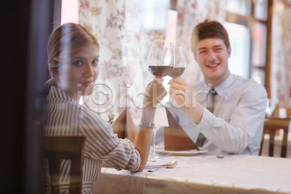 함께함 행복 남자 두명 성인 성인만 여자 JPG 뒷모습 앞모습 포토 해외이미지 건배 데이트 뒤돌아보기 들기 레스토랑 미소(표정) 상반신 식사 실내 앉기 연애 와인 응시 커플 탁자 해외202004