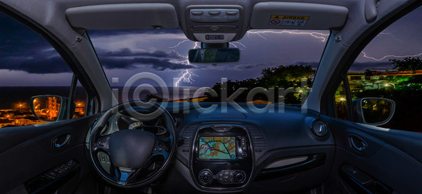 위험 사람없음 JPG 포토 해외이미지 거울 계기판 교통시설 구름 날씨 내부 뇌우 바퀴 번개 볼트 실내 야간 어둠 에너지 여행 운전 유리 자동 자동차 자연 폭풍 폭풍우 풍경 해외202004 해외포토 힘