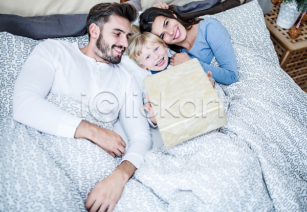 행복 30대 남자 서양인 세명 어린이 여자 외국인 JPG 앞모습 옆모습 포토 상반신 선물상자 실내 웃음 침대 크리스마스
