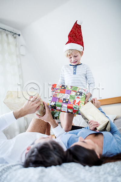 기쁨 행복 30대 남자 서양인 세명 어린이 여자 외국인 JPG 앞모습 포토 가족 가족라이프 산타모자 상반신 서기 선물 실내 웃음 침대 크리스마스