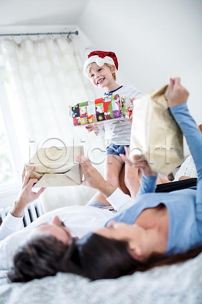 기쁨 행복 30대 남자 서양인 세명 어린이 여자 외국인 JPG 앞모습 포토 가족 가족라이프 산타모자 상반신 서기 선물 실내 웃음 침대 크리스마스