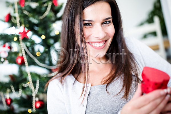 행복 30대 서양인 여자 외국인 한명 JPG 앞모습 포토 상반신 선물 실내 웃음 크리스마스 크리스마스트리