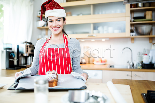 행복 30대 서양인 여자 외국인 한명 JPG 아웃포커스 앞모습 포토 빵 산타모자 상반신 실내 앞치마 웃음 주방 크리스마스 홈베이킹