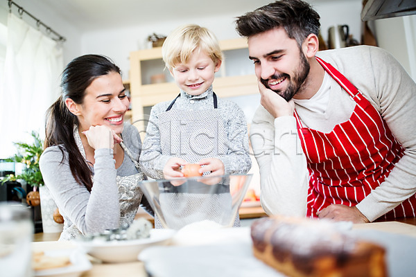 행복 30대 남자 서양인 세명 어린이 여자 외국인 JPG 아웃포커스 앞모습 옆모습 포토 가족 가족라이프 만들기 빵 실내 앞치마 웃음 크리스마스 홈베이킹