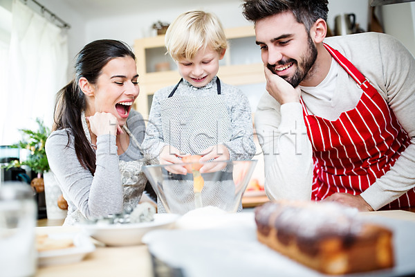 행복 30대 남자 서양인 세명 어린이 여자 외국인 JPG 아웃포커스 앞모습 옆모습 포토 가족 가족라이프 계란 만들기 빵 실내 앞치마 웃음 크리스마스 홈베이킹