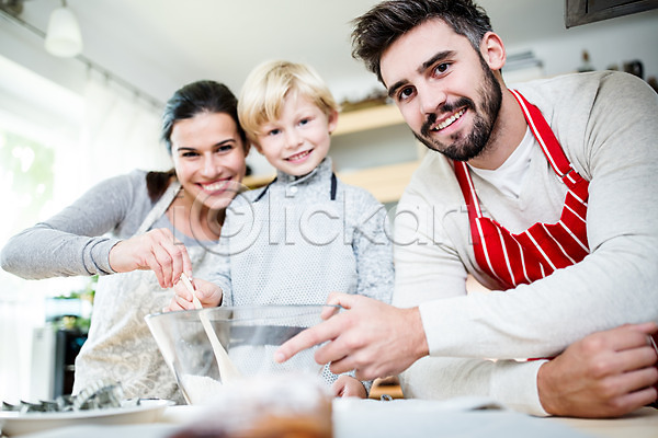 행복 30대 남자 서양인 세명 어린이 여자 외국인 JPG 아웃포커스 앞모습 포토 가족 가족라이프 만들기 빵 실내 앞치마 웃음 크리스마스 홈베이킹