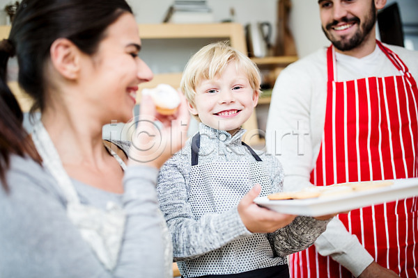 행복 30대 남자 서양인 세명 어린이 여자 외국인 JPG 아웃포커스 앞모습 옆모습 포토 가족 가족라이프 만들기 먹기 실내 앞치마 웃음 쿠키 크리스마스 홈베이킹