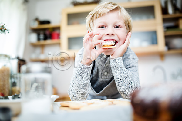 행복 남자 서양인 어린이 외국인 한명 JPG 아웃포커스 앞모습 포토 먹기 상반신 실내 웃음 주방 쿠키 크리스마스 턱괴기 홈베이킹