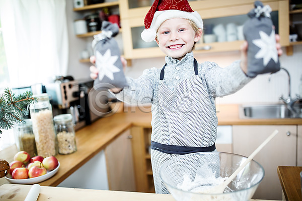 남자 서양인 어린이 외국인 한명 JPG 앞모습 포토 만들기 산타모자 상반신 실내 웃음 주방 쿠키 크리스마스 혼자 홈베이킹