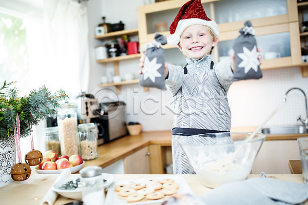 남자 서양인 어린이 외국인 한명 JPG 앞모습 포토 만들기 산타모자 상반신 실내 웃음 주방 쿠키 크리스마스 혼자 홈베이킹