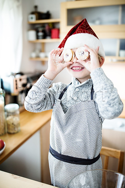 남자 서양인 어린이 외국인 한명 JPG 아웃포커스 앞모습 포토 산타모자 상반신 실내 앞치마 웃음 장난 주방 쿠키 크리스마스 홈베이킹