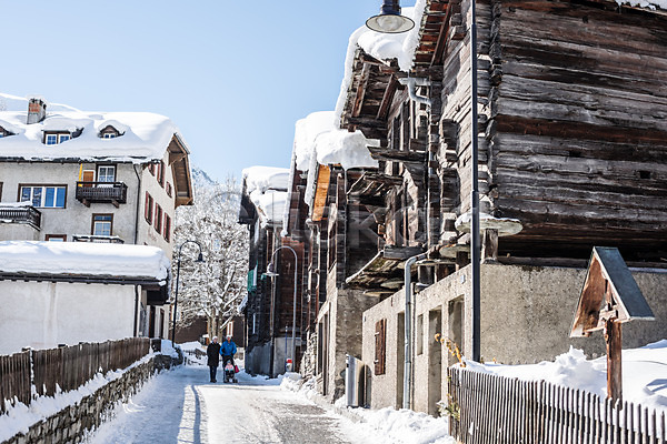 남자 성인 세명 어린이 여자 JPG 포토 가족 겨울 겨울풍경 눈(날씨) 스위스 야외 유럽풍경 주간 체르마트 풍경(경치) 해외풍경