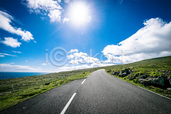 사람없음 JPG 포토 구름(자연) 맑음 스위노이 아스팔트(도로) 야외 자연 주간 페로제도 포장도로 풍경(경치) 하늘 해외풍경 햇빛