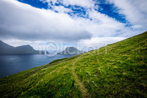 사람없음 JPG 포토 구름(자연) 보가르섬 섬 야외 언덕 자연 주간 초원(자연) 페로제도 풍경(경치) 하늘 해외풍경