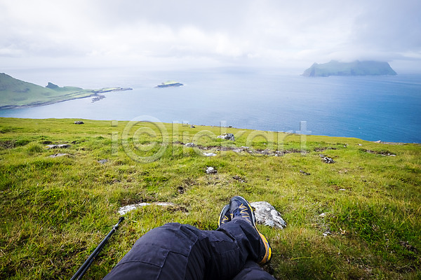 신체부위 한명 JPG 포토 다리(신체부위) 다리꼬기 바다 보가르섬 안개 앉기 야외 자연 주간 초원(자연) 페로제도 풍경(경치) 해외풍경