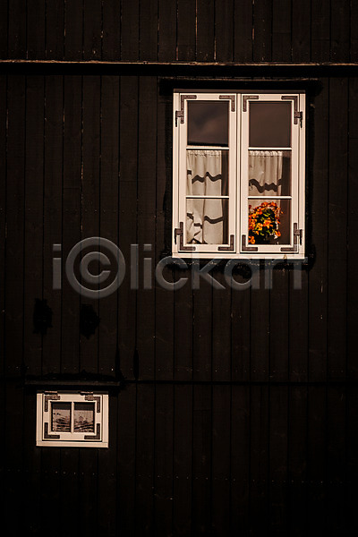 사람없음 JPG 포토 갈색 나무집 두개 스트레이모이섬 야외 자연 주간 창문 페로제도 풍경(경치) 해외풍경