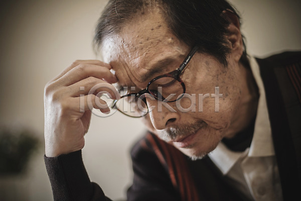 고민 과거 추억(회상) 70대 남자 노년 노인남자한명만 한국인 한명 JPG 옆모습 포토 상반신 실내 실향민 안경 앉기 할아버지