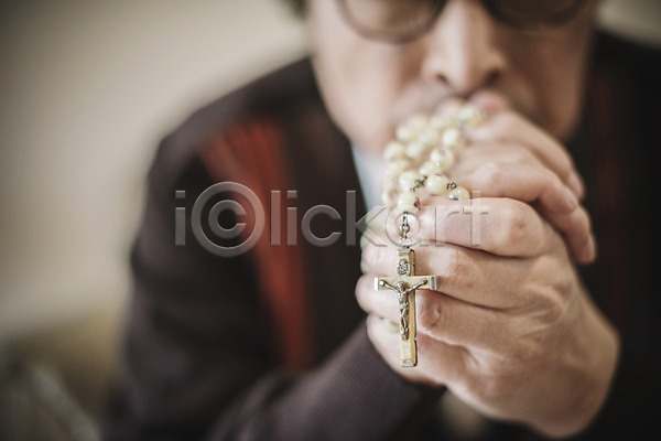70대 남자 노년 노인남자한명만 한국인 한명 JPG 아웃포커스 앞모습 포토 기도 상반신 실내 실향민 십자가목걸이 앉기 종교 할아버지