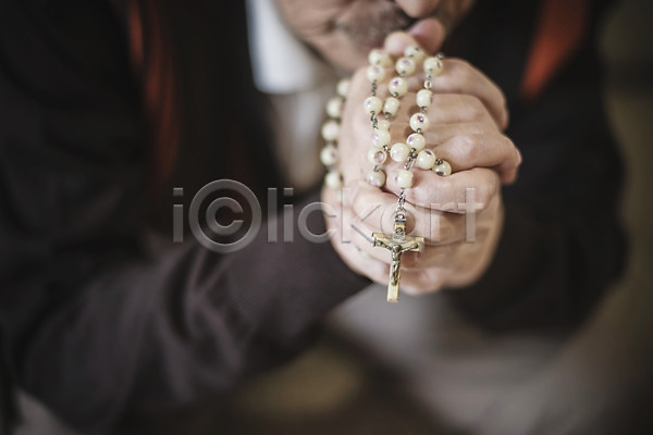 70대 남자 노년 노인남자한명만 신체부위 한국인 한명 JPG 아웃포커스 포토 기도 상반신 손 실내 실향민 십자가목걸이 앉기 종교 할아버지