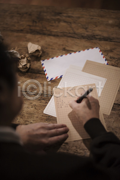 그리움 70대 남자 노년 노인남자한명만 신체부위 한국인 한명 JPG 아웃포커스 포토 손 실내 실향민 앉기 책상 편지 편지쓰기 할아버지