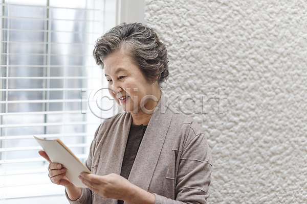 추억(회상) 70대 노년 노인여자한명만 여자 한국인 한명 JPG 옆모습 포토 들기 미소(표정) 상반신 서기 실내 실향민 웃음 읽기 편지 할머니