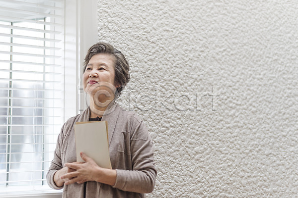 추억(회상) 70대 노년 노인여자한명만 여자 한국인 한명 JPG 앞모습 포토 상반신 서기 실내 실향민 웃음 읽기 편지 할머니
