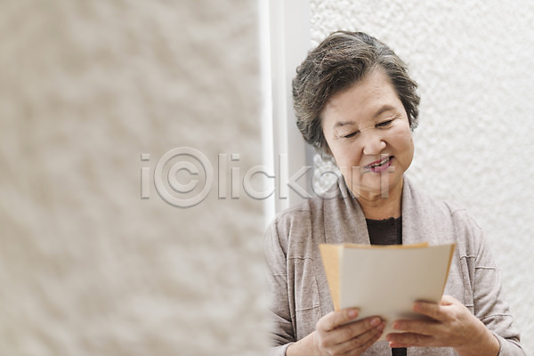 추억(회상) 70대 노년 노인여자한명만 여자 한국인 한명 JPG 앞모습 포토 상반신 서기 실내 실향민 웃음 읽기 편지 할머니