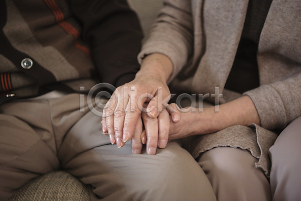 위로 70대 남자 노년 노인만 두명 신체부위 여자 한국인 JPG 포토 노부부 손잡기 실내 실향민 앉기 할머니 할아버지