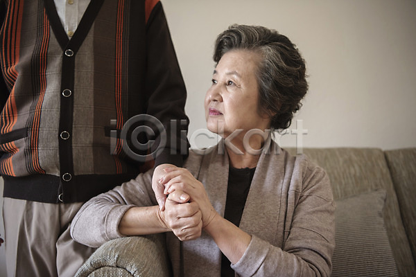 위로 70대 남자 노년 노인만 두명 신체부위 여자 한국인 JPG 앞모습 포토 노부부 상반신 서기 소파 손잡기 실내 실향민 앉기 할머니 할아버지