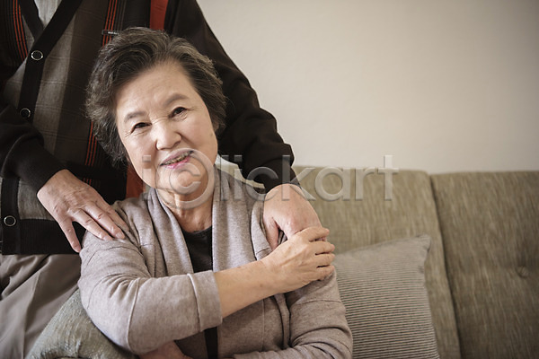 70대 남자 노년 노인만 두명 신체부위 여자 한국인 JPG 앞모습 포토 노부부 상반신 소파 실내 실향민 앉기 어깨에손