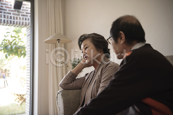 위로 70대 남자 노년 노인만 두명 여자 한국인 JPG 옆모습 포토 노부부 두통 상반신 소파 실내 실향민 앉기 할머니 할아버지