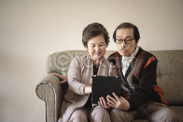 70대 남자 노년 노인만 두명 여자 한국인 JPG 앞모습 포토 노부부 들기 상반신 소파 실내 실향민 앉기 응시 태블릿