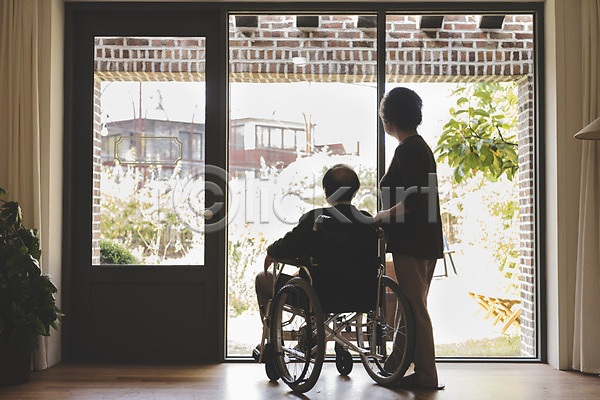 그리움 70대 남자 노년 노인만 두명 여자 한국인 JPG 뒷모습 실루엣 포토 노부부 서기 실내 실향민 앉기 응시 전신 정원 할머니 할아버지 휠체어