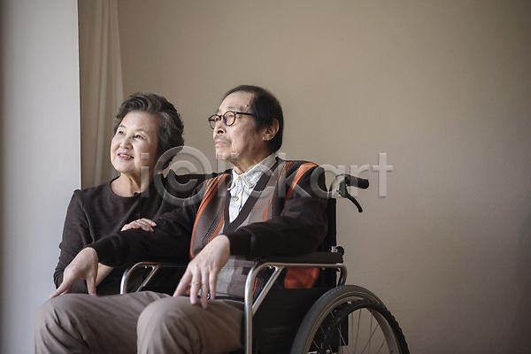 그리움 70대 남자 노년 노인만 두명 여자 한국인 JPG 앞모습 포토 노부부 상반신 생각 실내 실향민 앉기 웃음 응시 할머니 할아버지 휠체어