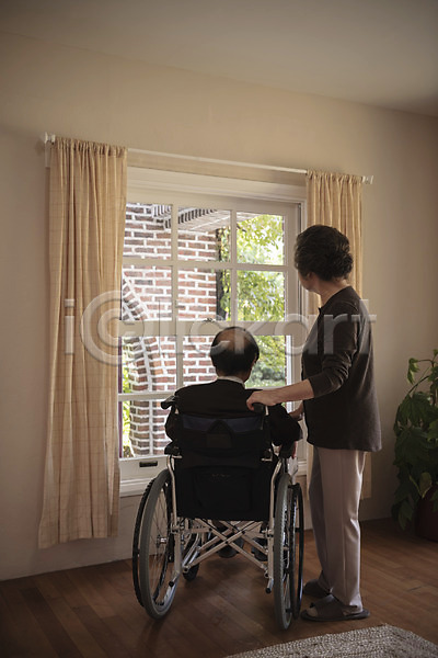 그리움 70대 남자 노년 노인만 두명 여자 한국인 JPG 뒷모습 포토 노부부 서기 실내 실향민 앉기 응시 전신 할머니 할아버지 휠체어