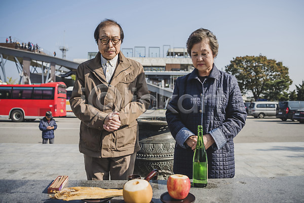 70대 남자 노년 노인만 두명 여자 한국인 JPG 앞모습 포토 노부부 상반신 서기 실향민 야외 임진각 제사 제사상 주간 추모 통일 할머니 할아버지