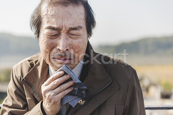 슬픔 70대 남자 노년 노인남자한명만 한국인 한명 JPG 앞모습 포토 눈물 상반신 서기 손수건 실향민 야외 임진각 주간 통일 할아버지