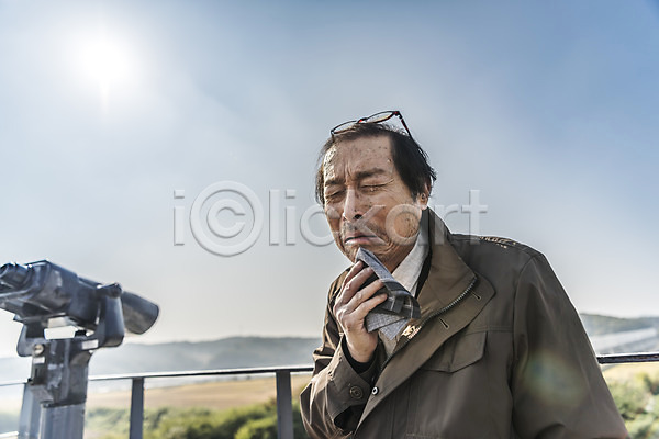 슬픔 70대 남자 노년 노인남자한명만 한국인 한명 JPG 앞모습 포토 눈물 망원경 상반신 서기 실향민 야외 임진각 주간 통일 할아버지