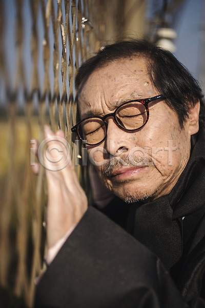 그리움 70대 남자 노년 노인남자한명만 한국인 한명 JPG 앞모습 포토 기댐 눈감음 상반신 서기 실향민 야외 임진각 주간 철조망 통일 한복 할아버지