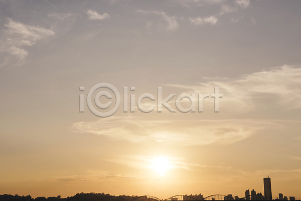 사람없음 JPG 실루엣 포토 구름(자연) 노을 다리 도시 빌딩 야외 주간 태양 풍경(경치) 하늘 한강