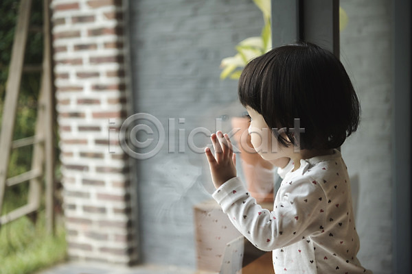 아기 어린이 여자 여자아기한명만 한국인 한명 JPG 옆모습 포토 상반신 서기 실내 응시 정원 창문