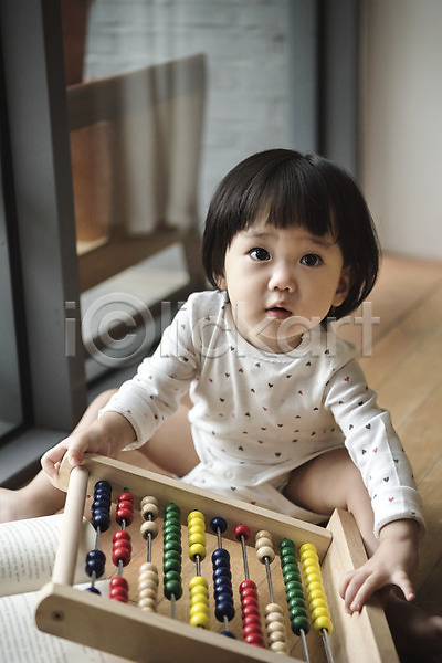 아기 어린이 여자 여자아기한명만 한국인 한명 JPG 앞모습 포토 놀이 상반신 수학 실내 앉기 응시 장난감