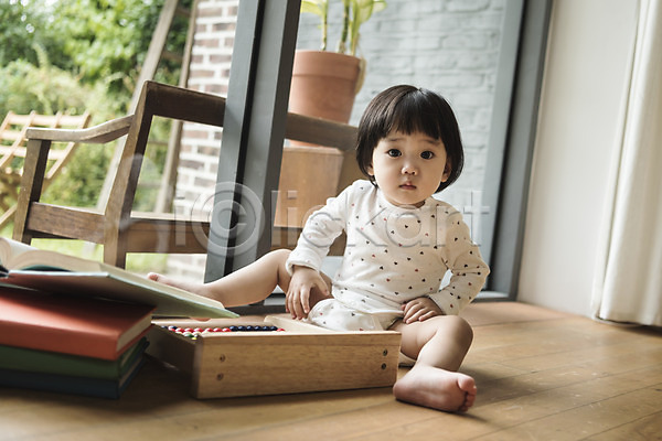 아기 어린이 여자 여자아기한명만 한국인 한명 JPG 앞모습 포토 놀이 수학 실내 앉기 응시 장난감 전신