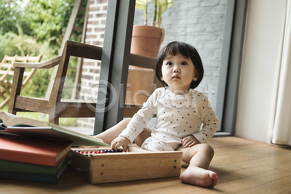 아기 어린이 여자 여자아기한명만 한국인 한명 JPG 앞모습 포토 놀이 수학 실내 앉기 응시 장난감 전신 책