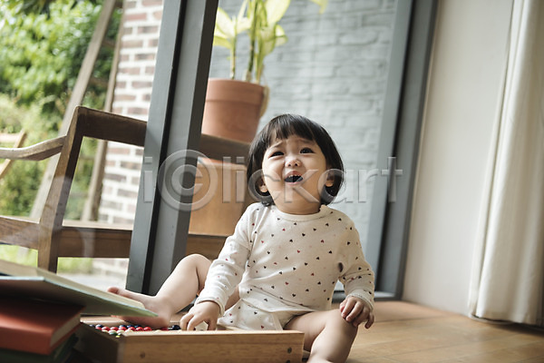 짜증 아기 어린이 여자 여자아기한명만 한국인 한명 JPG 앞모습 포토 놀이 수학 실내 앉기 장난감 전신