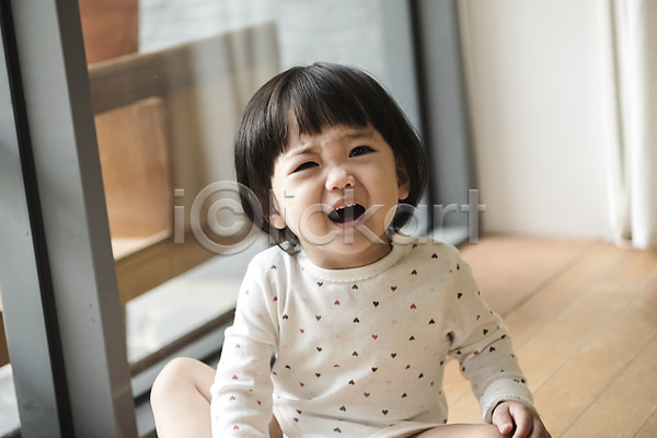 짜증 아기 어린이 여자 여자아기한명만 한국인 한명 JPG 앞모습 포토 상반신 실내 앉기