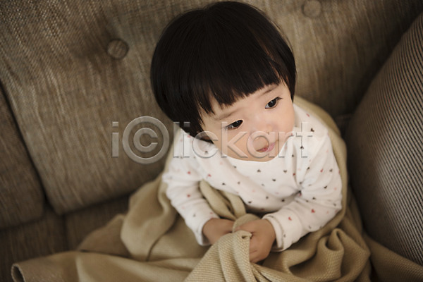아기 어린이 여자 여자아기한명만 한국인 한명 JPG 앞모습 포토 상반신 소파 실내 앉기 응시 이불