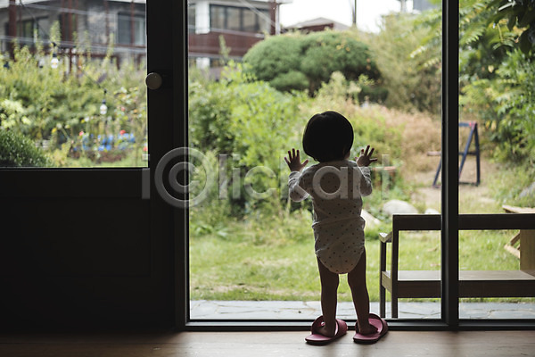 아기 여자 여자아기한명만 한국인 한명 JPG 뒷모습 포토 서기 실내 응시 전신 정원 창문