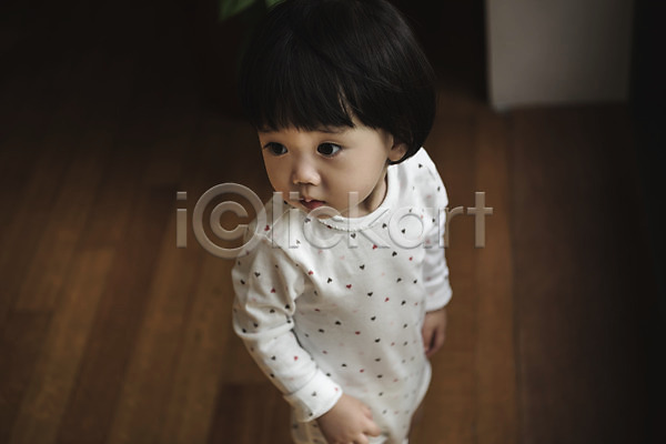 아기 여자 여자아기한명만 한국인 한명 JPG 앞모습 포토 뒤돌아보기 상반신 서기 실내 응시