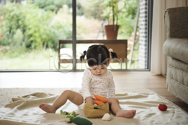 아기 여자 여자아기한명만 한국인 한명 JPG 앞모습 포토 거실 놀이 실내 앉기 응시 이불 장난감 전신 채소